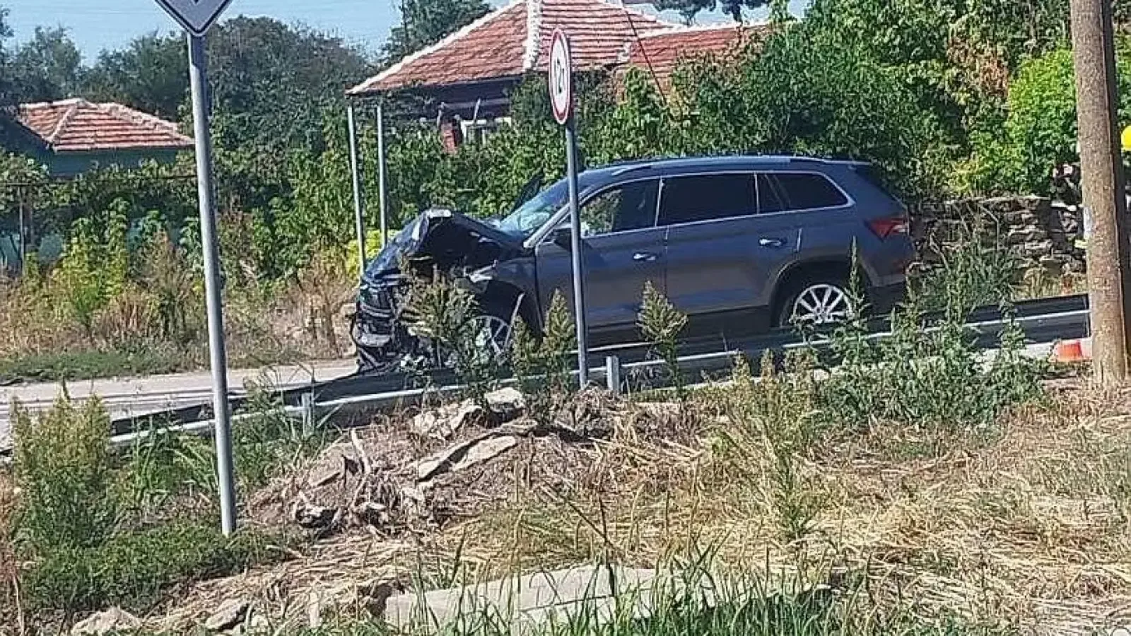 Жена загина при челен удар край Полски Тръмбеш, вдигнаха въздушна линейка