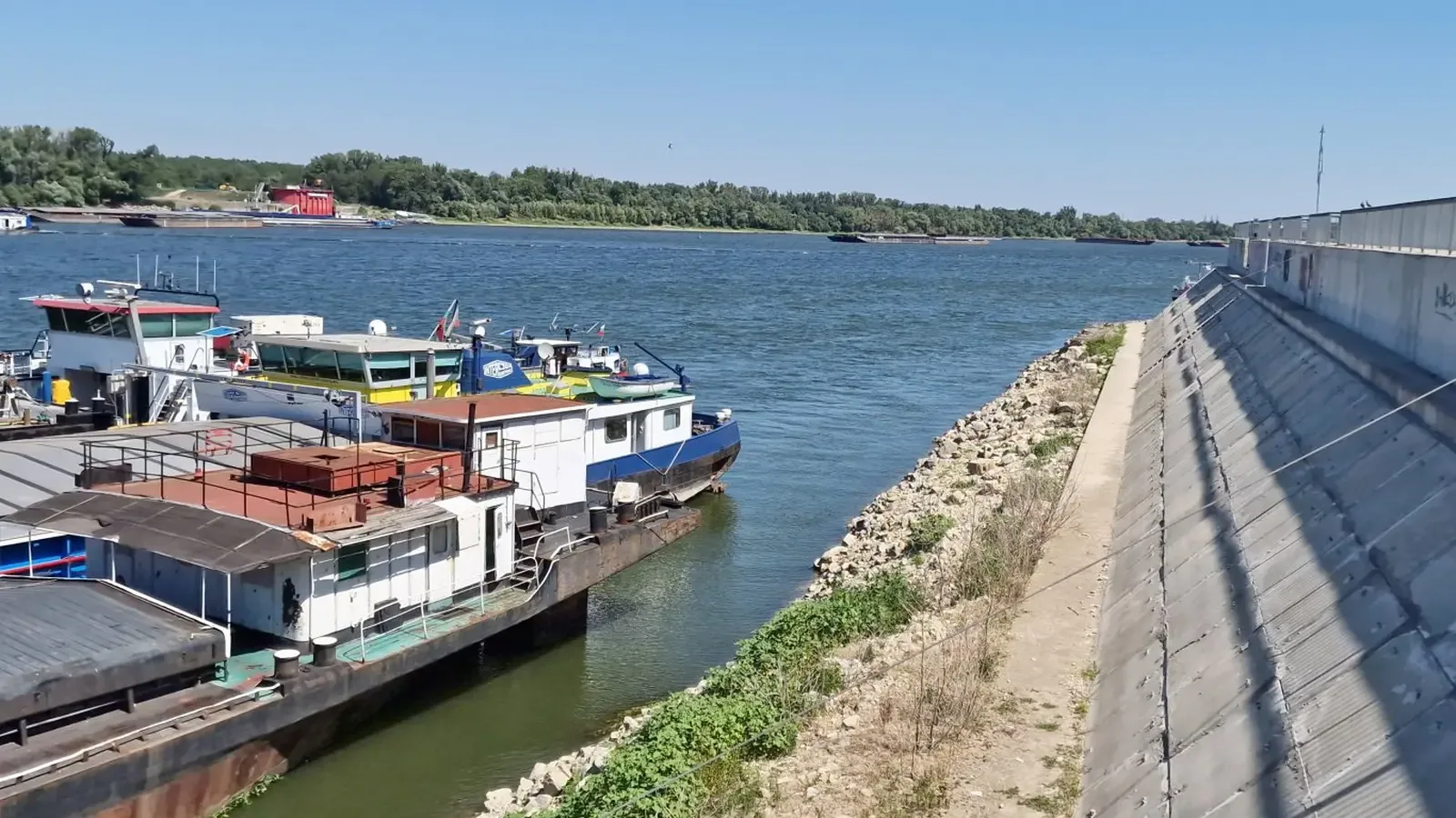 Десетки български кораби блокирани в унгарския участък на Дунав
