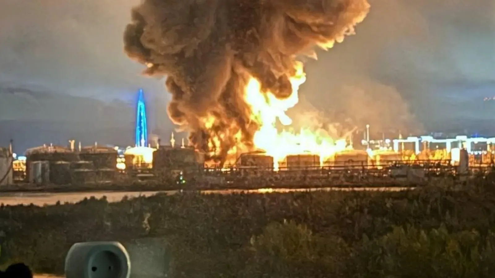 Дронова атака срещу Санкт Петербург: пожар в петролен терминал