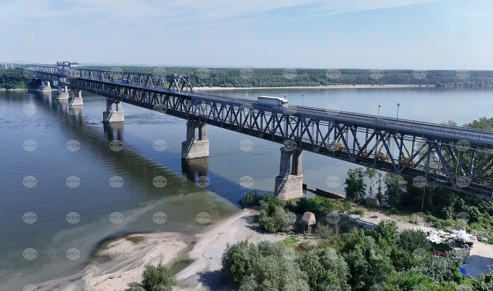 Дунав мост при Русе с двупосочно движение в една лента през октомври