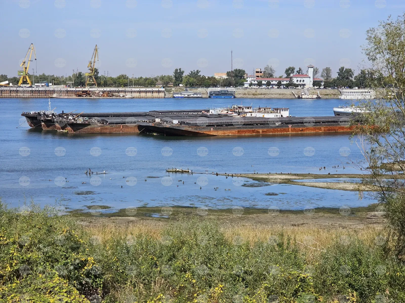 Дунав остава с ниско ниво, ограниченията за корабите продължават