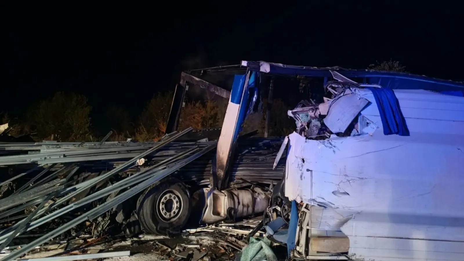 Двама шофьори загинаха при сблъсък на автобус и камион край Пазарджик