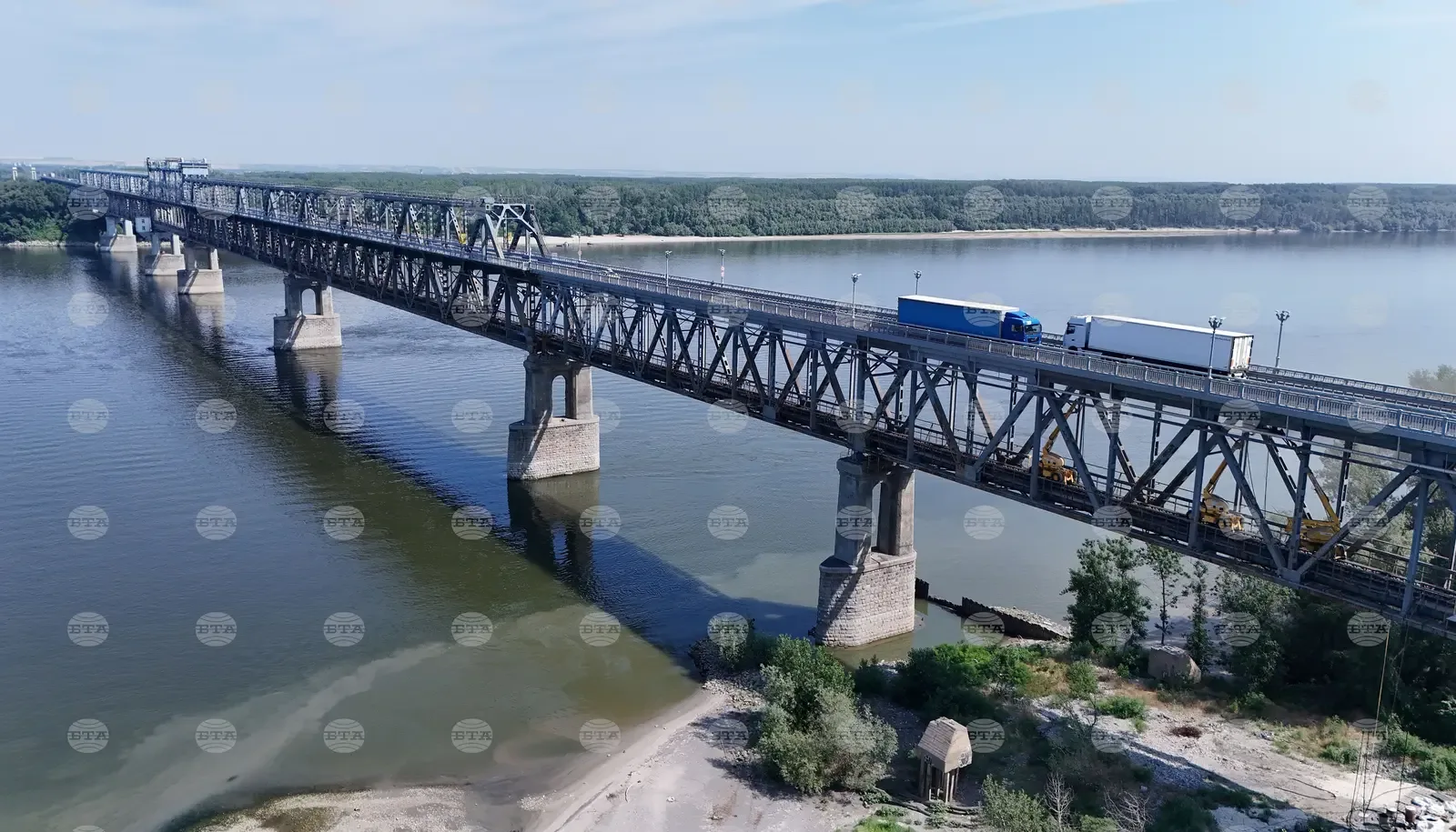 Движението по Дунав мост при Русе ще е двупосочно в една лента
