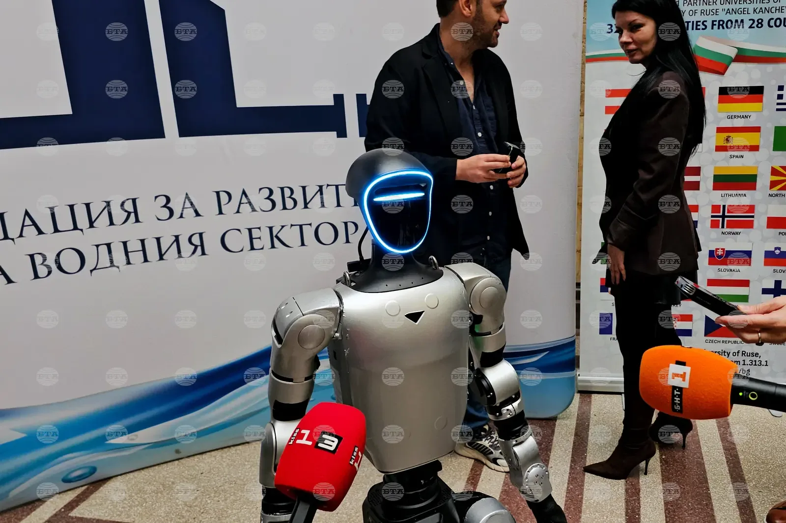 Хуманоидният робот RaiON демонстрира уменията си в Русенския университет