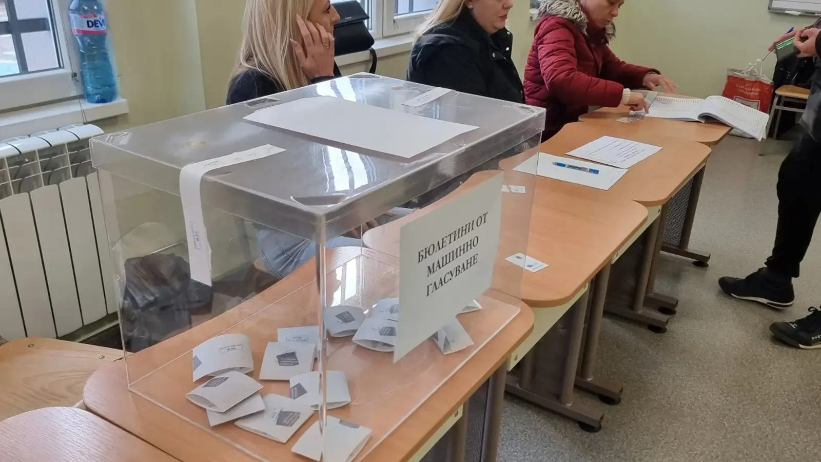 Избирателната активност е 16,04% към 16:00 ч. на президентските избори