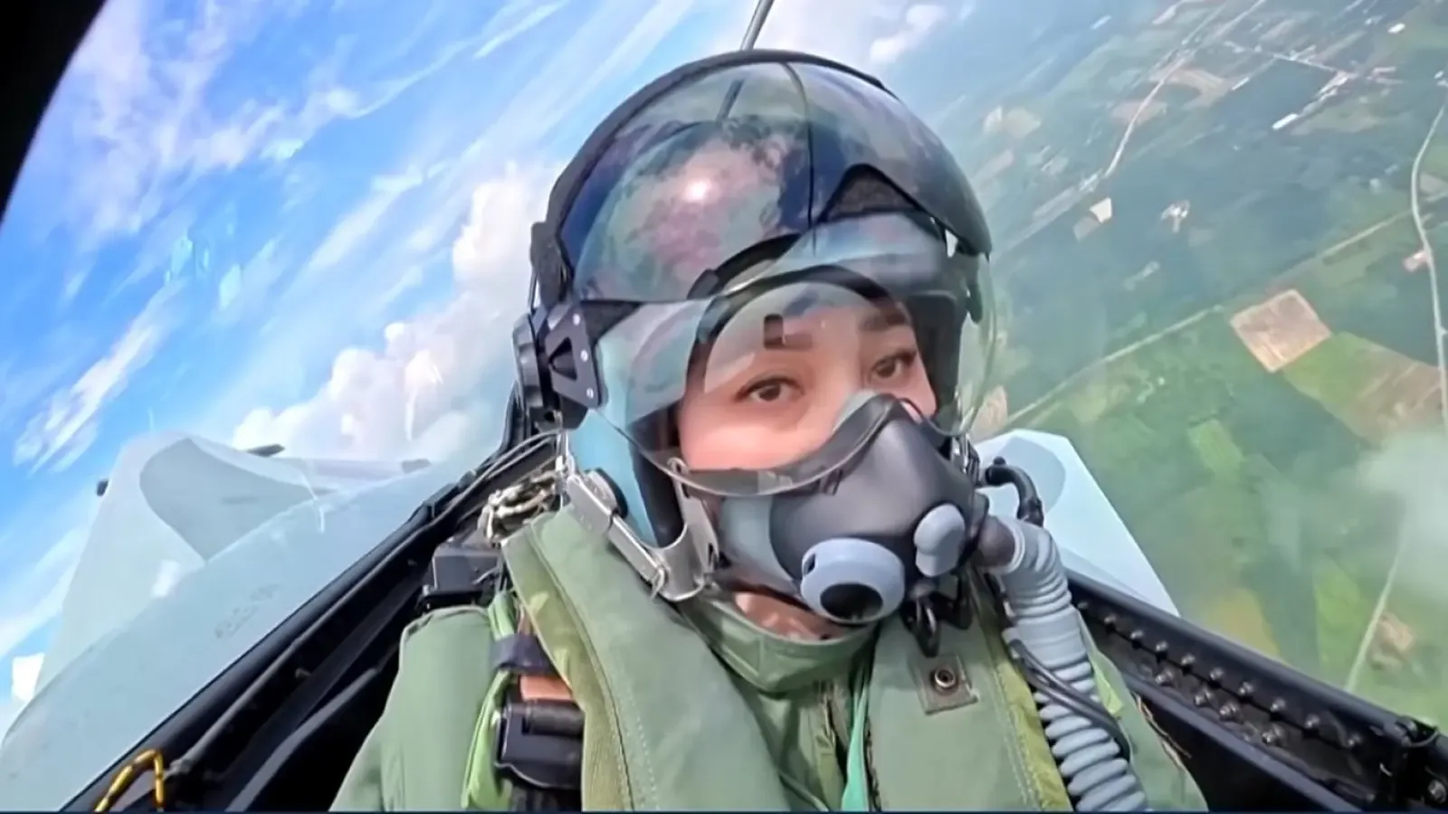 Кралицата на Тайланд направи самостоятелен полет с изтребител Gripen