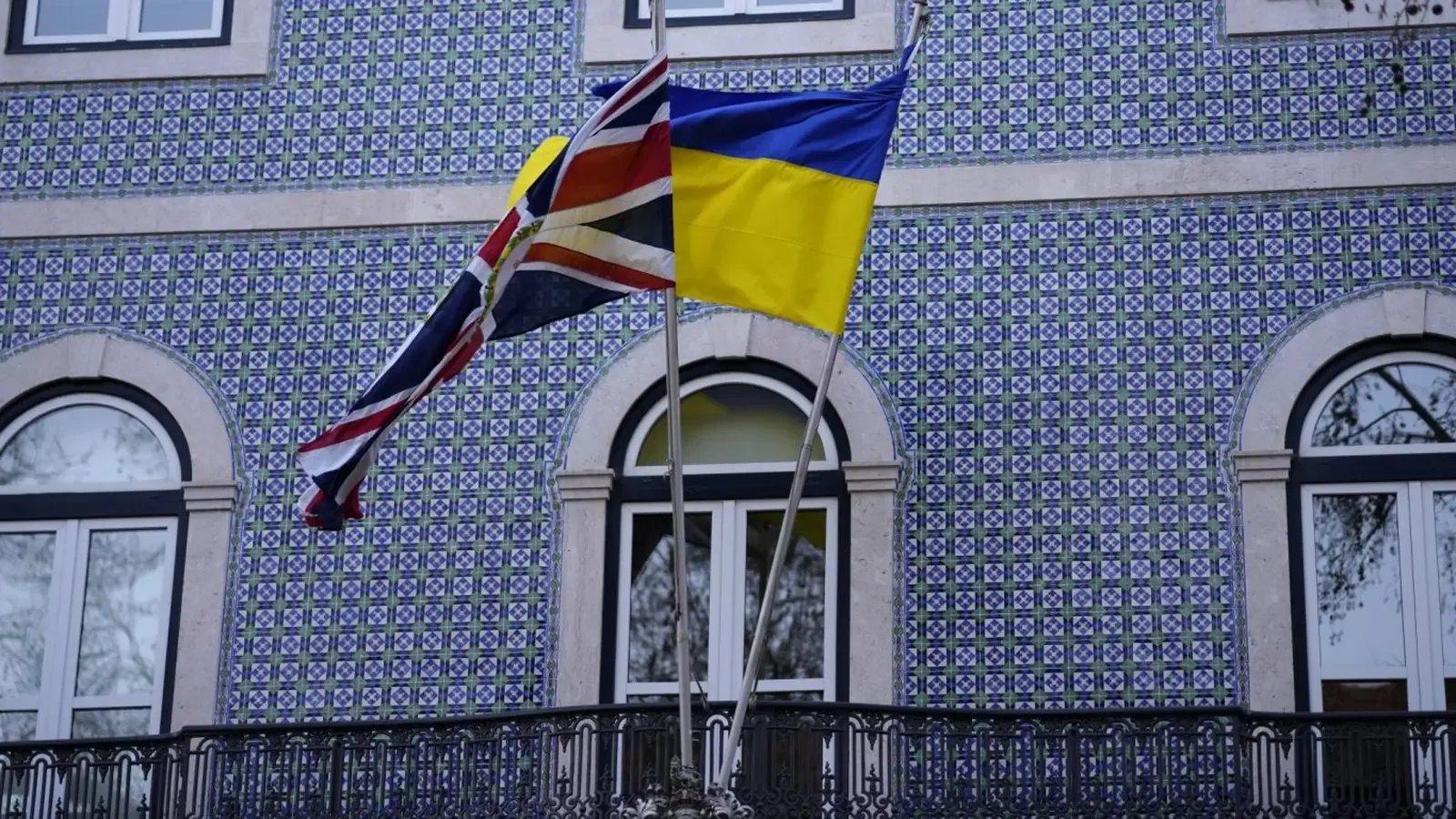 Лондон и Париж затягат натиска върху Русия след сделката за дизел