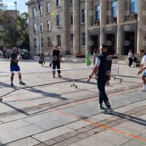 Младежи показаха пикълбол в центъра на Русе