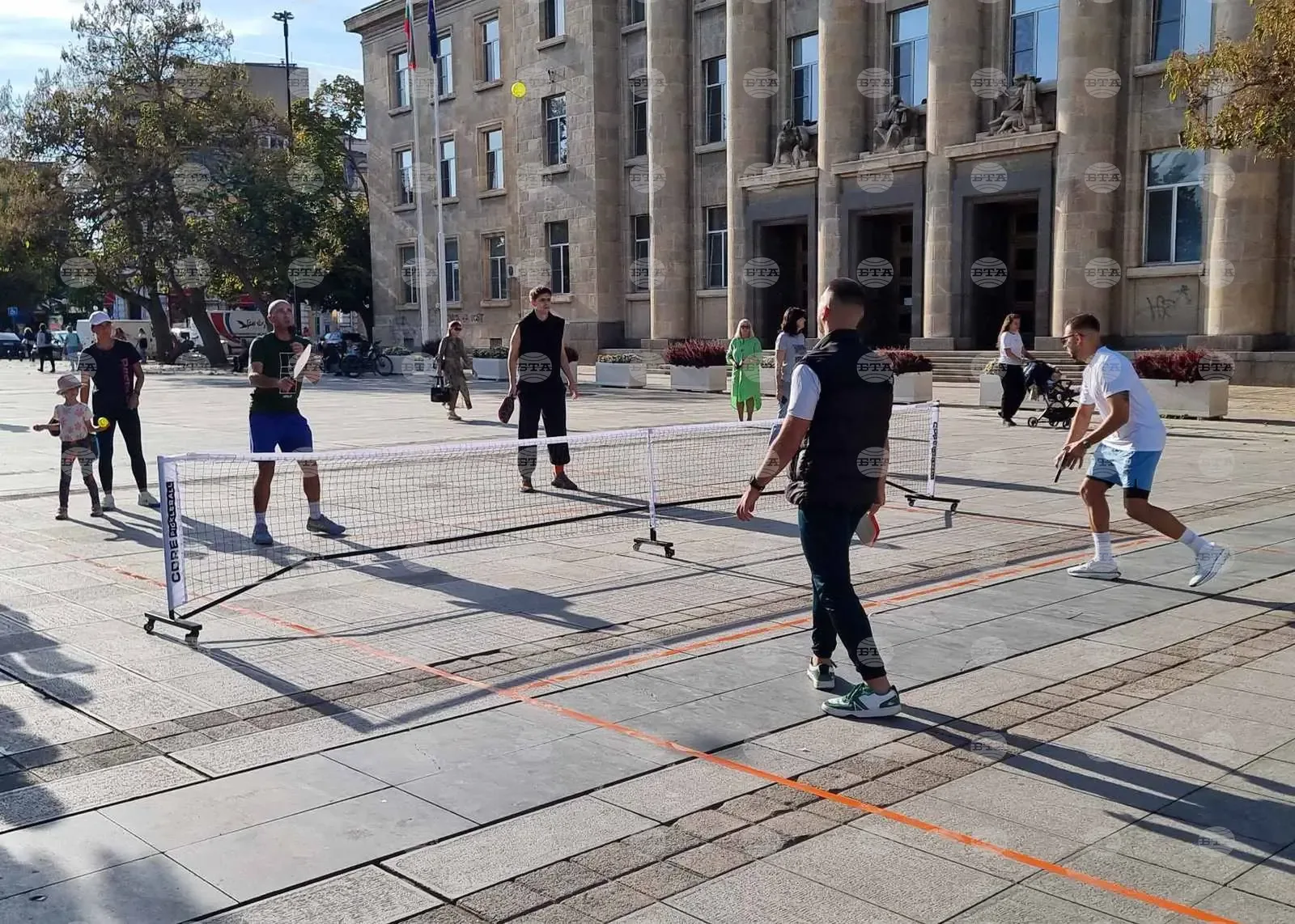 Младежи показаха пикълбол в центъра на Русе