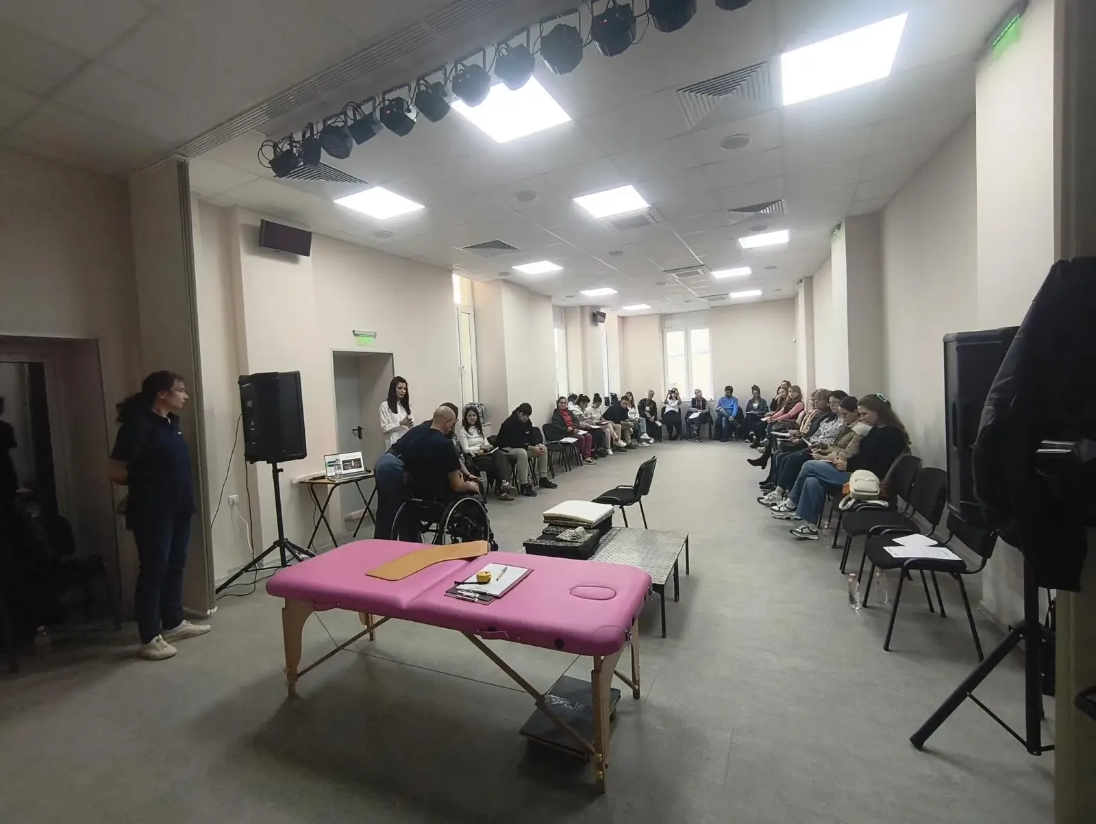 Община Русе проведе обучение за безопасна работа с инвалидни колички