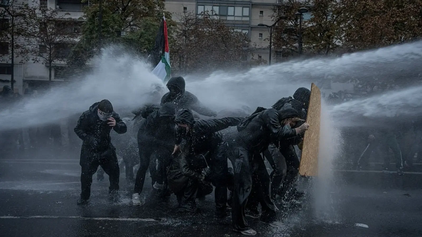 Около 500 души участвали в погроми в Париж, арестувани са 142