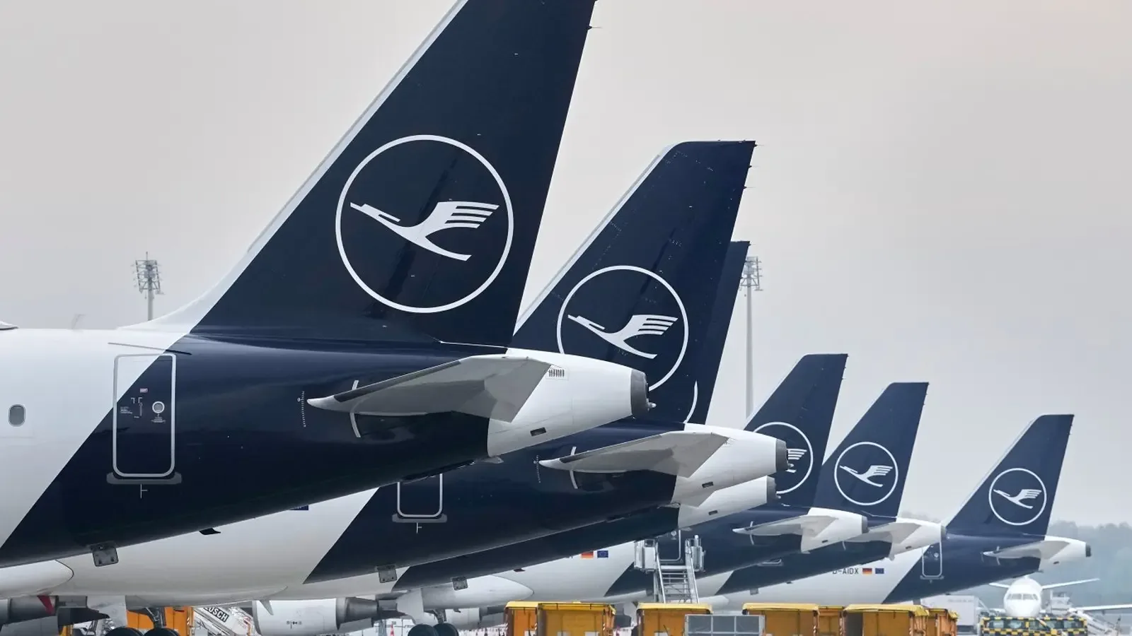 Пътник опита да отвори врата на самолет на Lufthansa по време на полет