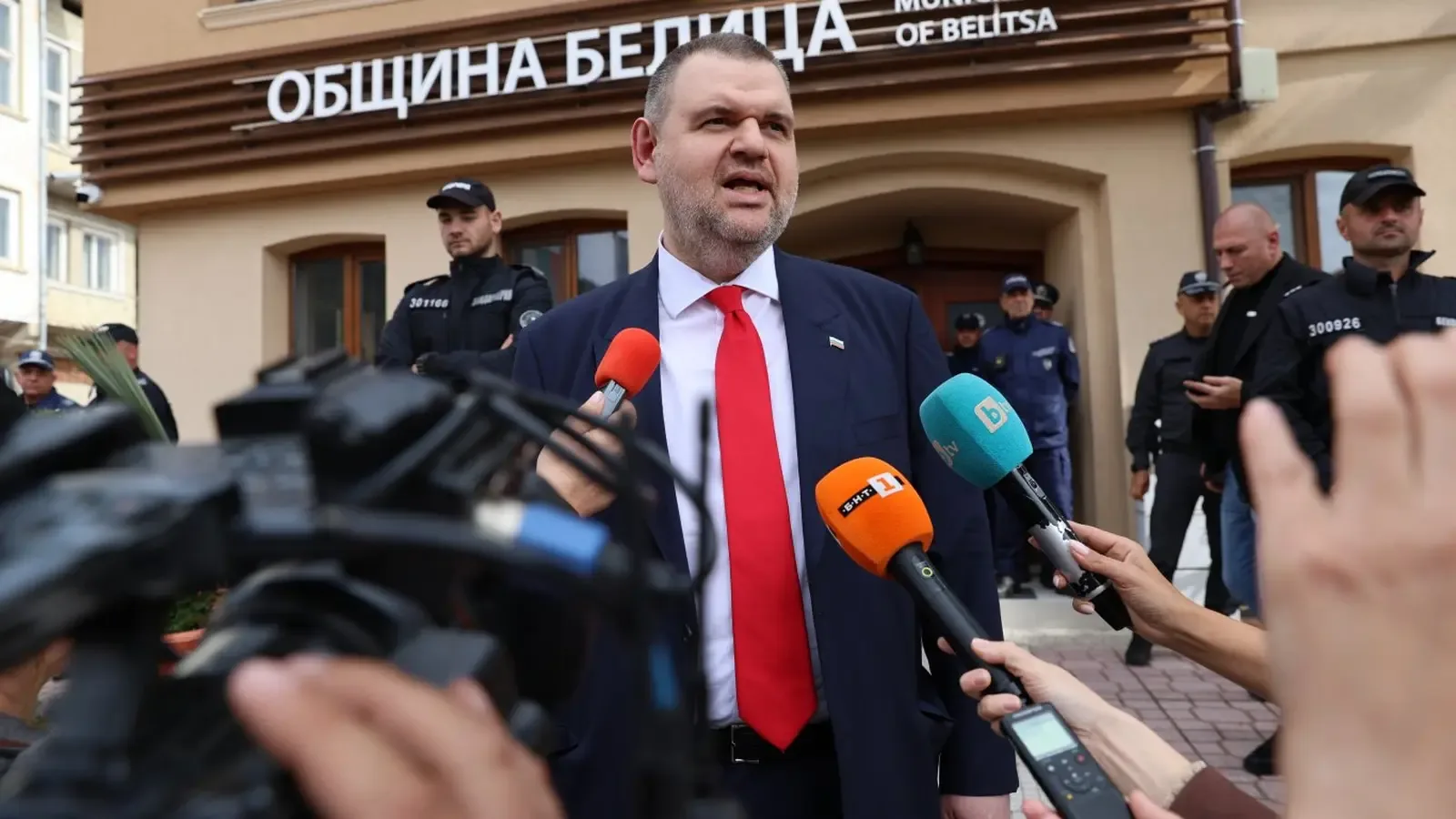 Пеевски подкрепи кмета на Белица пред общината по време на полицейска акция