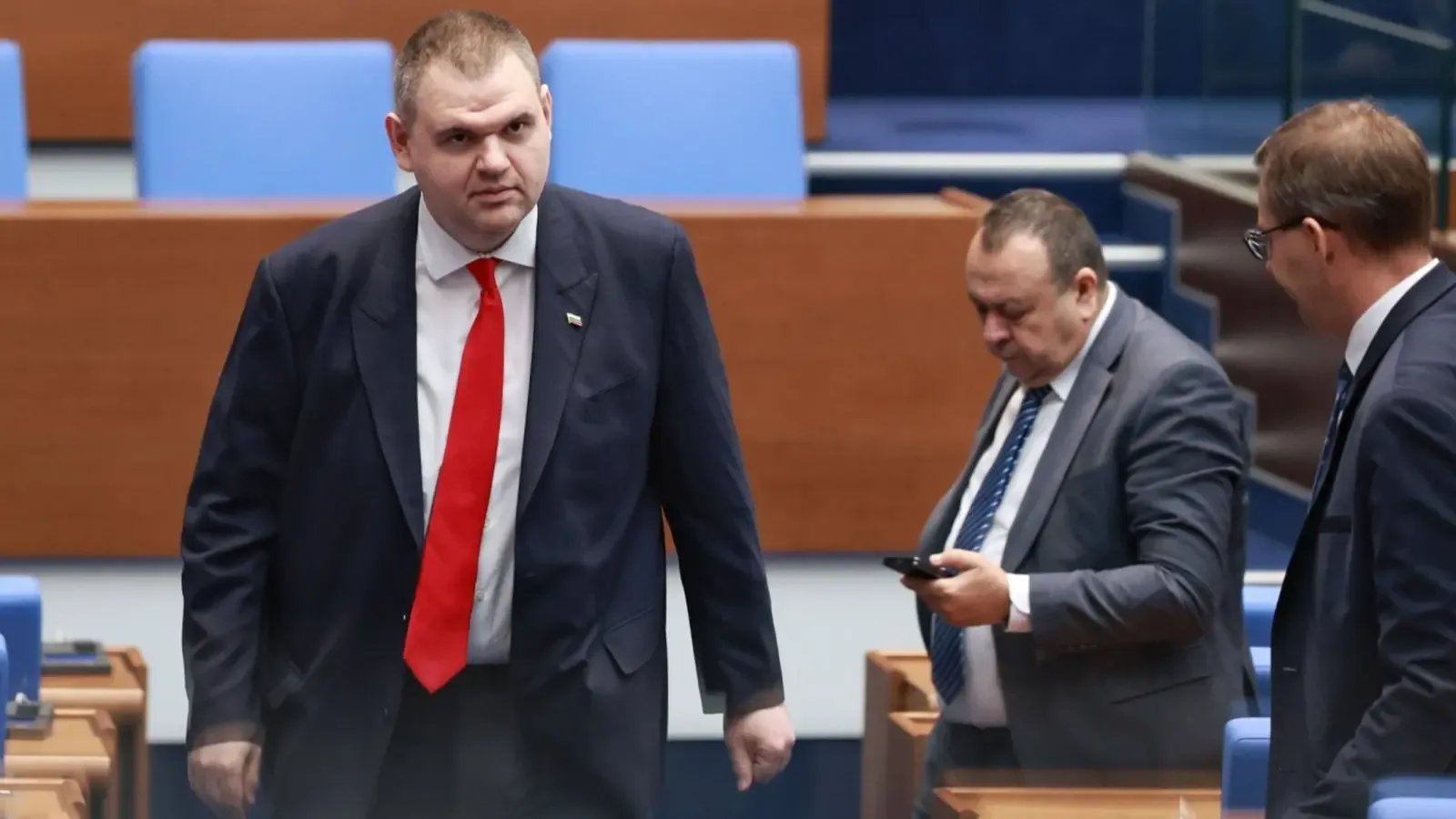Пеевски поиска оставка при доказани фактури за полети