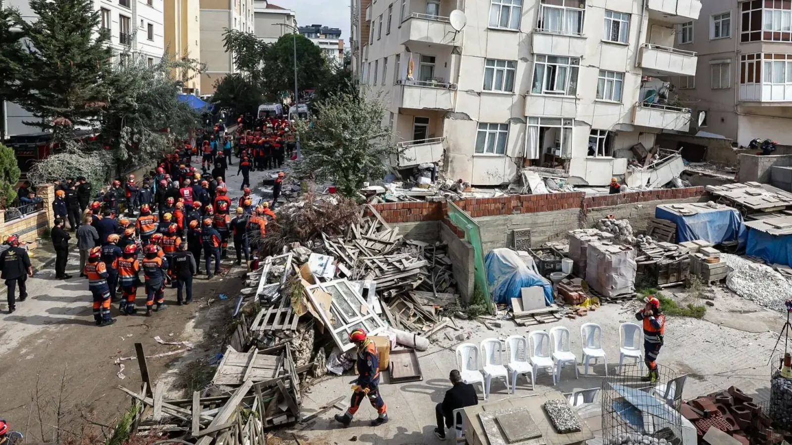 Пет жертви след срутването на сграда в Истанбул