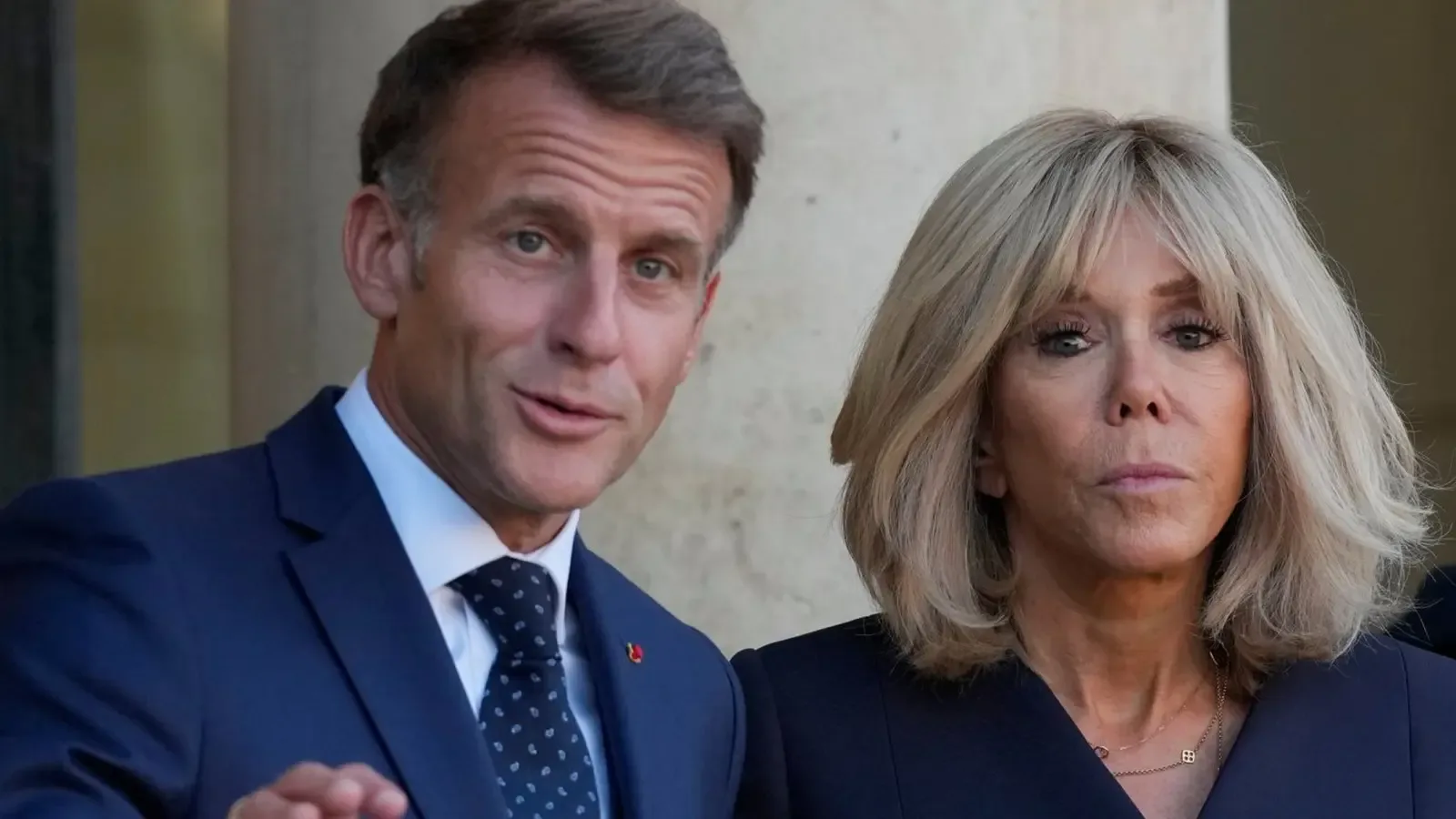 Плакат за Брижит Макрон вбеси президента след излъчване по France 2