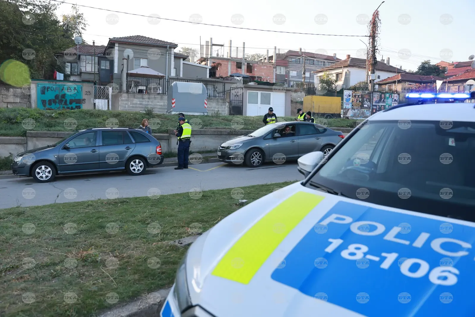 Полицията проверява местен лидер по време на акция в Русенско