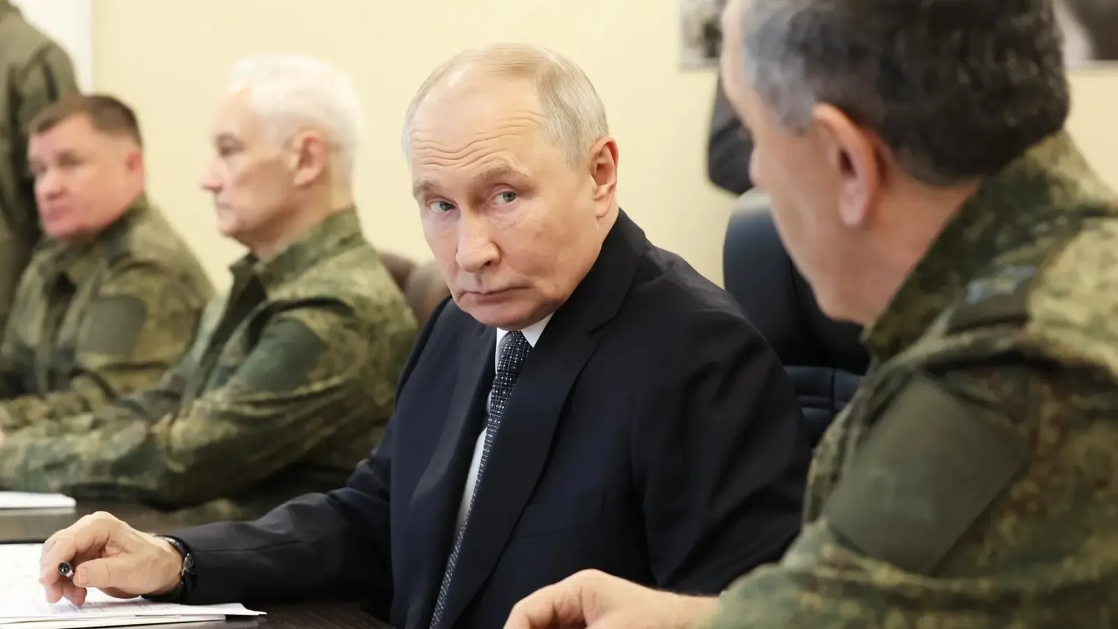 Путин наблюдава учения в Урал, Зеленски предупреждава за нова ескалация