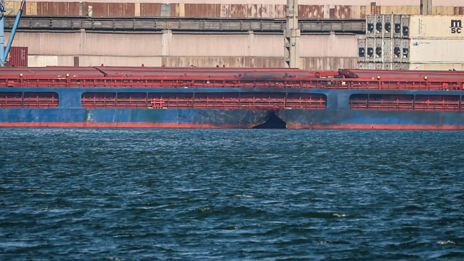 Разпитаха пред съдия моряци от "Chelsea 3", изследват пробойните за следи от взрив