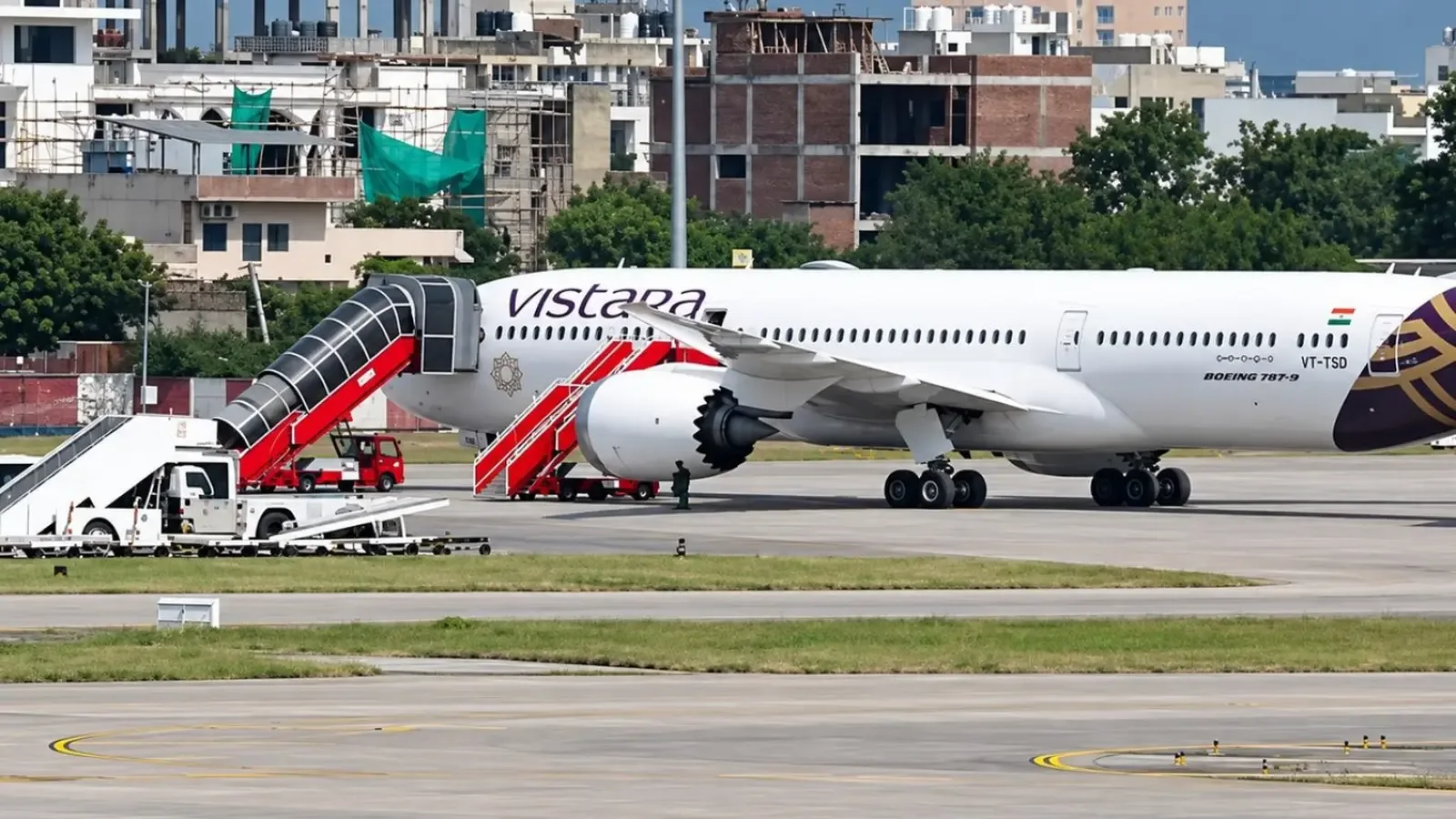 Самолет на Air India кацна извънредно в Джайпур след сигнал за отвличане