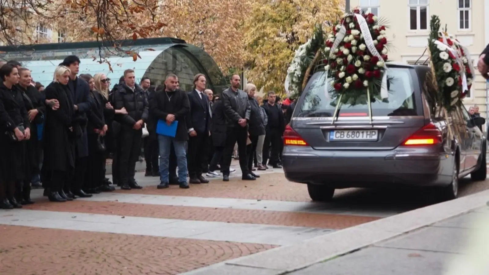 Стотици изпратиха Слави Бинев с аплодисменти в храм "Света София"