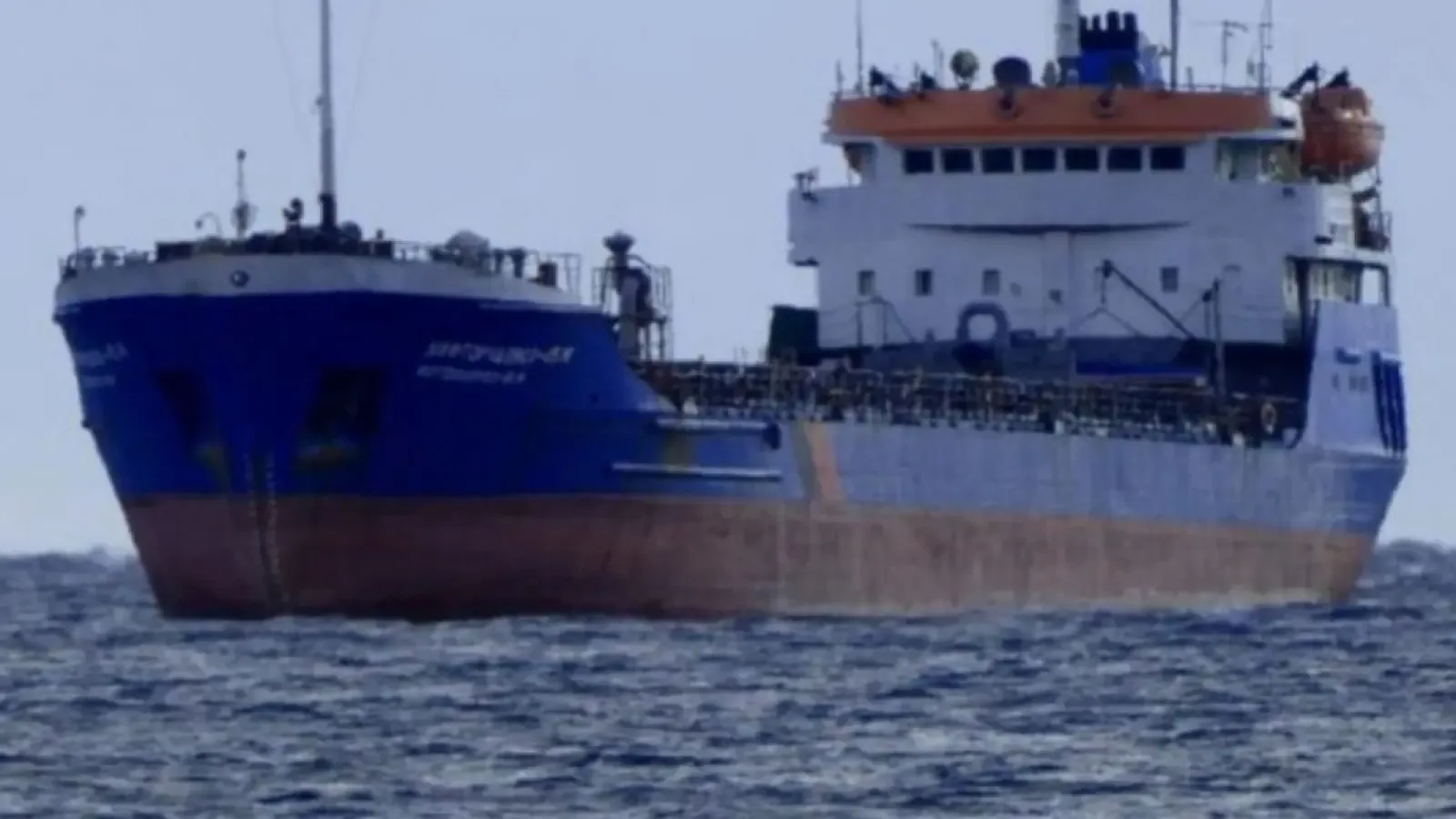 Товарен кораб се преобърна след удар от дрон край румънските води